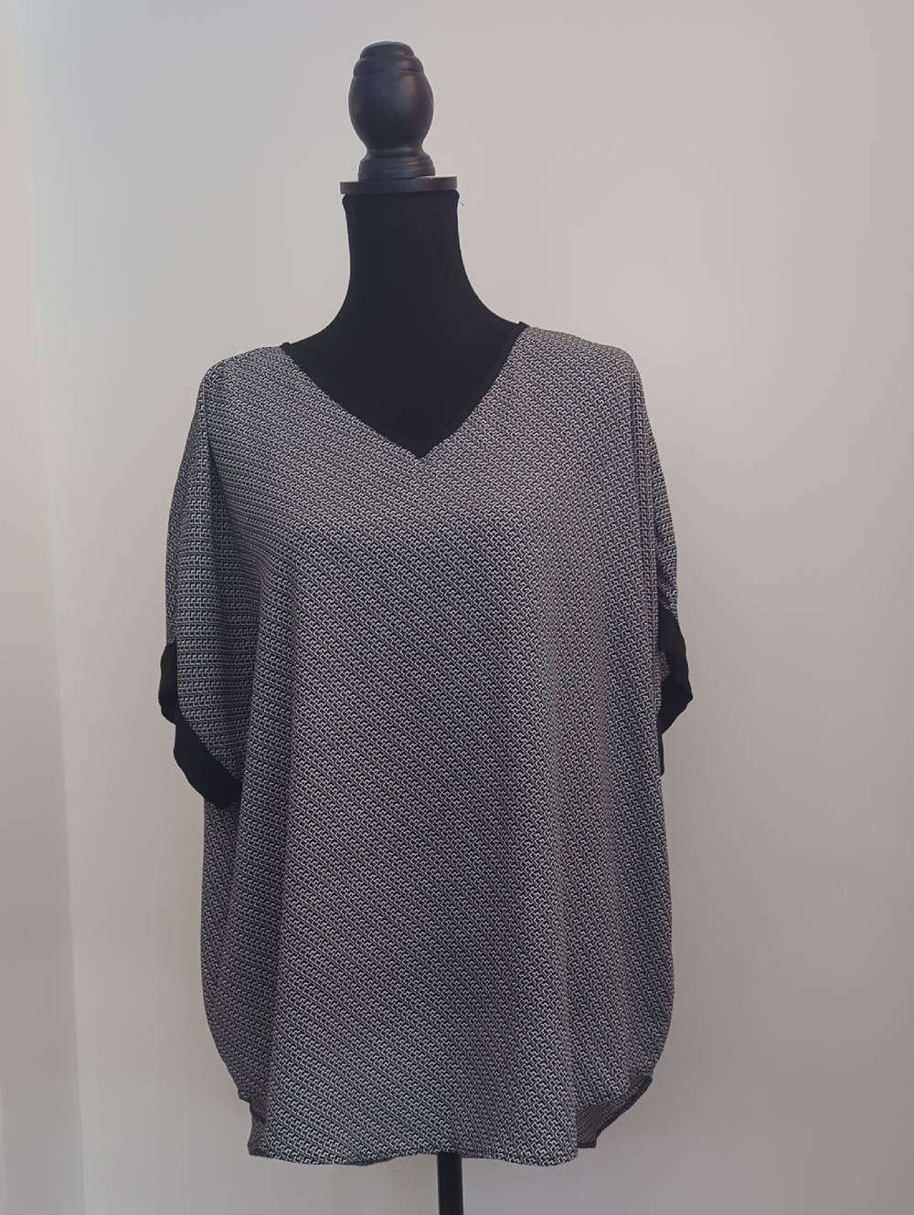 Chico's Black & White Geometric V-Neck Dolman Tunic SIZE 2